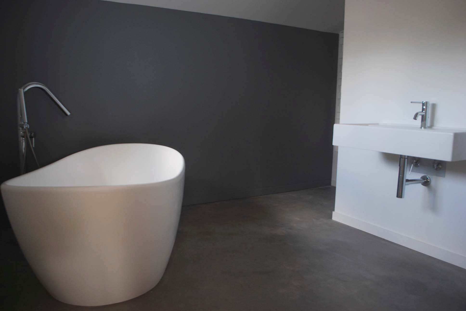 Une salle de bain tout confort avec un béton ciré
