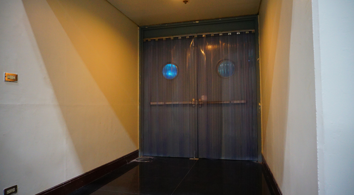 un_rideau_lamelle_plastique_devant_une_porte